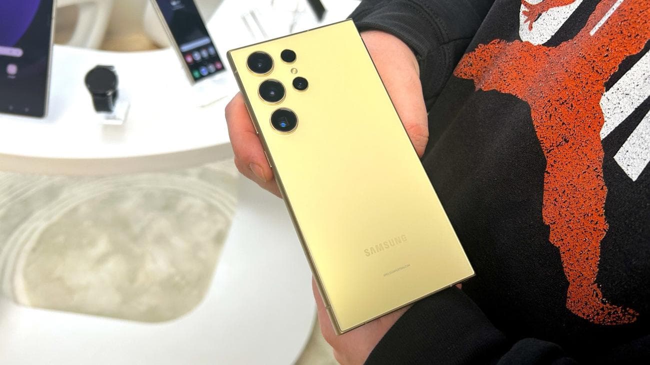 Man holding Titanium Yellow Galaxy S24 Ultra