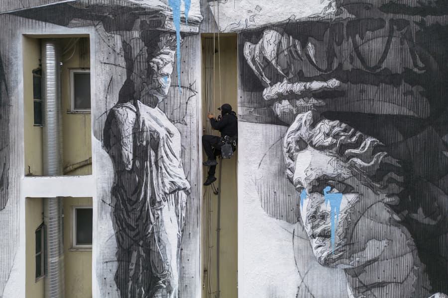 Εντυπωσιάζει το γκράφιτι του καλλιτέχνη INO στο Μοναστηράκι - kariatides graffiti4 - TechWar.GR