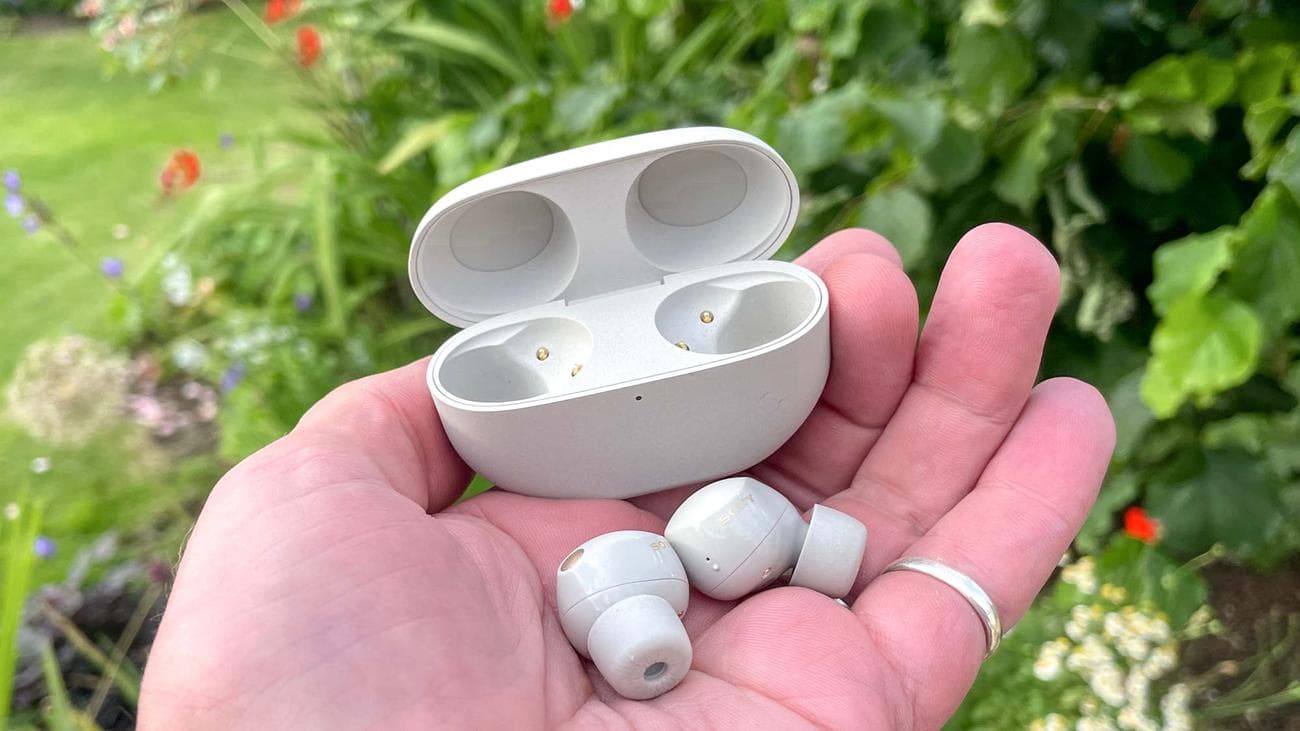 Το Sony WF-1000XM5 κρατιέται στην παλάμη του χεριού