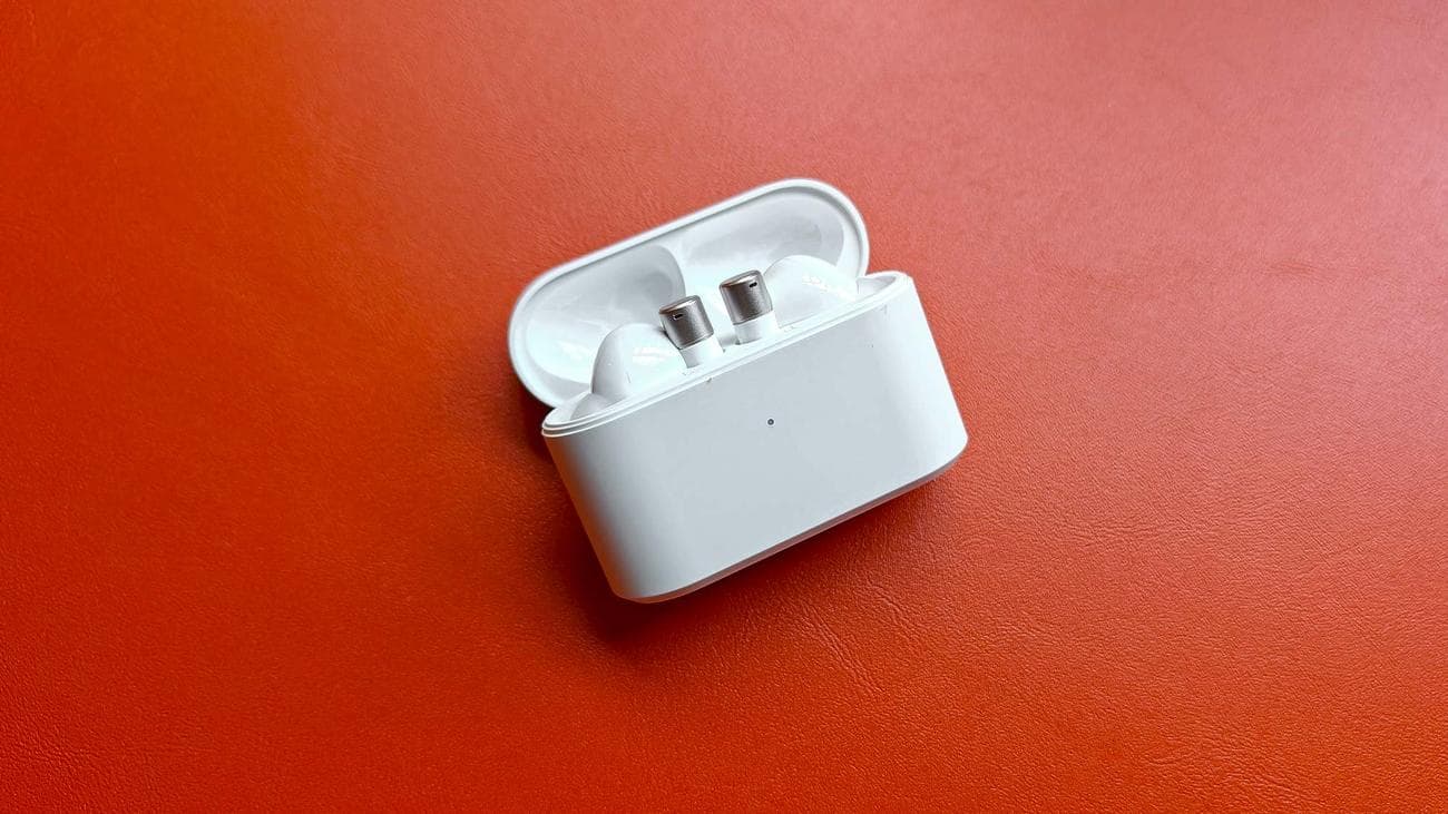 1 Περισσότερα Piston Buds Pro Q30 σε θήκη φόρτισης σε κόκκινο φόντο