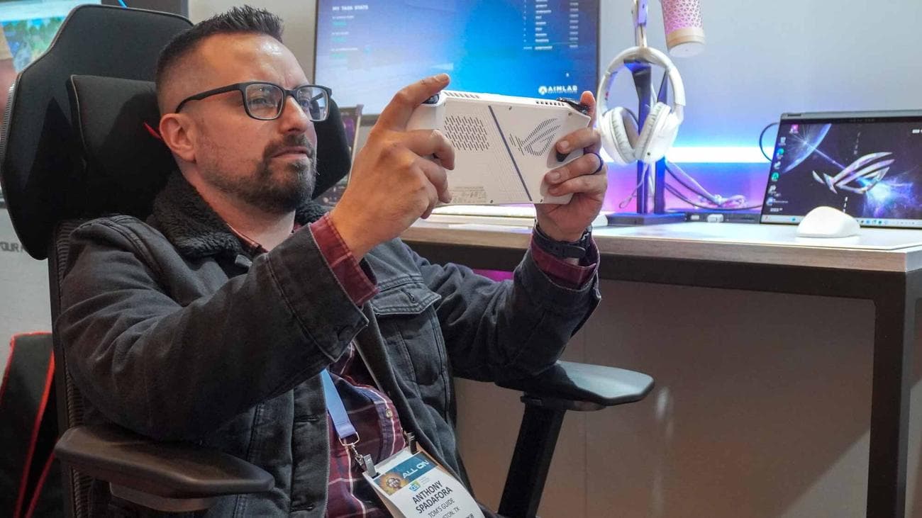 Παίζοντας το ROG Allly στην καρέκλα Asus ROG Destrier Ergo Gaming