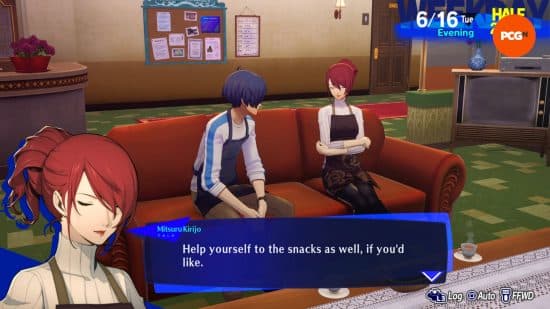 Κριτική για το Persona 3 Reload: ο πρωταγωνιστής απολαμβάνει τσάι με τον Mitsuru στο σαλόνι του κοιτώνα.