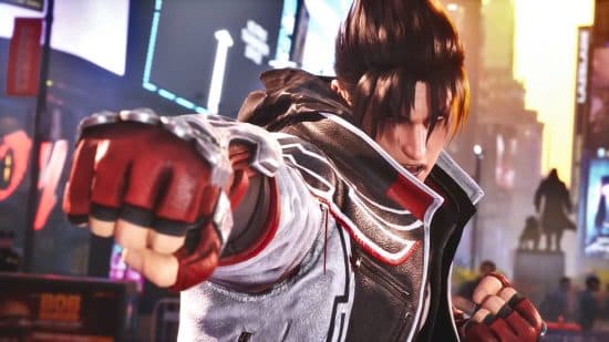 Λίστα Tekken 8 επιπέδων: Ο Jin Kazama φοράει άσπρο και μαύρο bomber jacket με μαύρο hoodie και κόκκινα γάντια.  Στέκεται στη μέση της Times Square.
