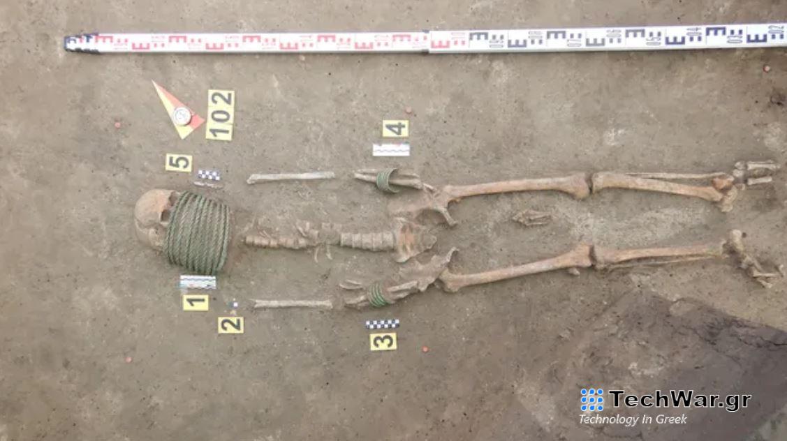 Βρέθηκε νεκροταφείο 1.000 ετών με νεκρούς που είχαν δαχτυλίδια στο λαιμό και κουβάδες στα πόδια