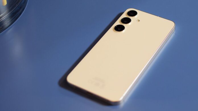 Είμαι ειδικός σε τηλεφωνικές συμφωνίες και αυτές είναι οι τρεις Samsung Galaxy S24 hands on table back