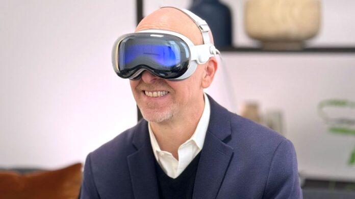 Η Apple θέλει να βεβαιωθεί ότι η στάση σας είναι Lance Ulanoff wearing Apple Vision Pro