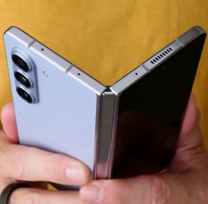 Η Samsung αναζητά λύσεις για να παρουσιάσει ένα πιο προσιτό foldable στην αγορά