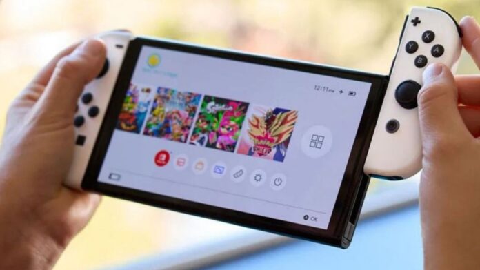 Η παραγωγή του Nintendo Switch 2 ετοιμάζεται για 10 εκατομμύρια nintendo swithc oled with joy con being put in
