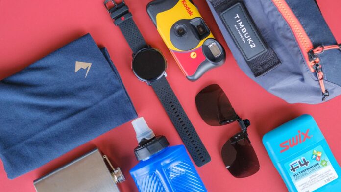 Κόψτε το gnar — 7 απαραίτητα για το snowboard που Key items to bring for snowboarding fun include a disposable camera, cheap sunglasses and more.