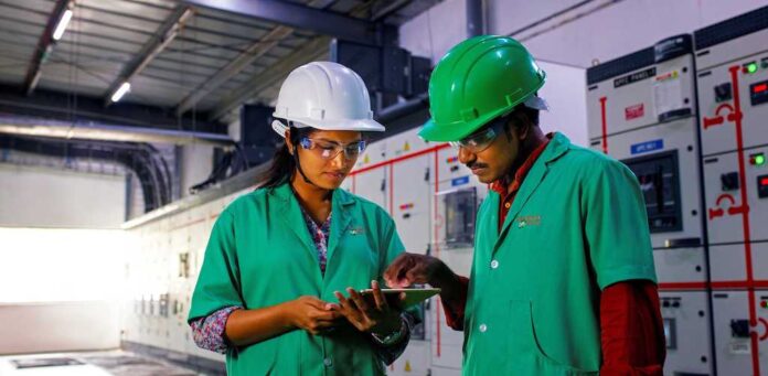 Νέα έκθεση της Schneider Electric: Η ψηφιοποίηση δημιουργεί νέες θέσεις εργασίας στον τομέα της τεχνολογίας στις βιομηχανίες