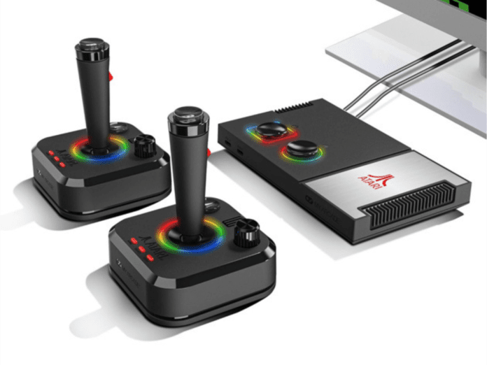 Ξαναζήστε τα κλασικά με αυτό το σταθμό παιχνιδιών Atari, γεμάτο An Atari gaming station on a plain background