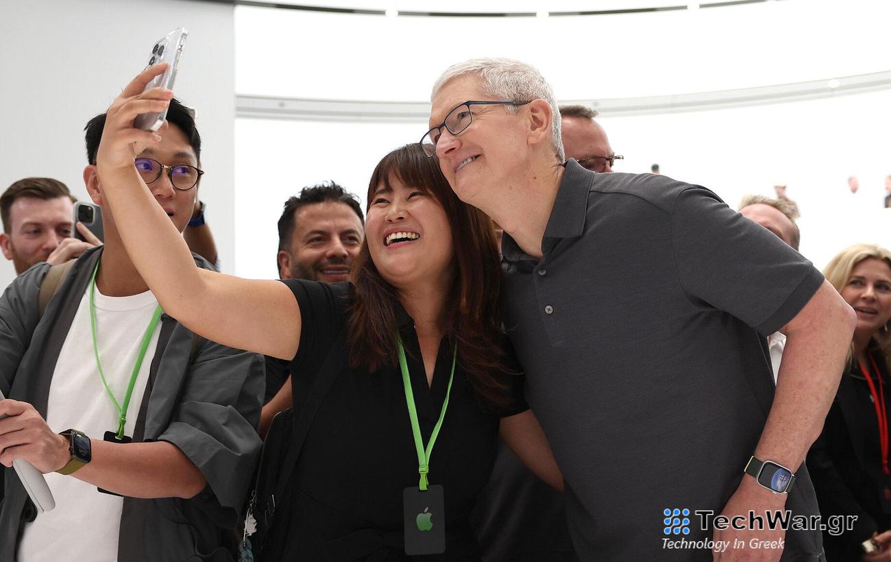 Ο Διευθύνων Σύμβουλος της Apple, Τιμ Κουκ, παίρνει το ντοκιμαντέρ που του αξίζει