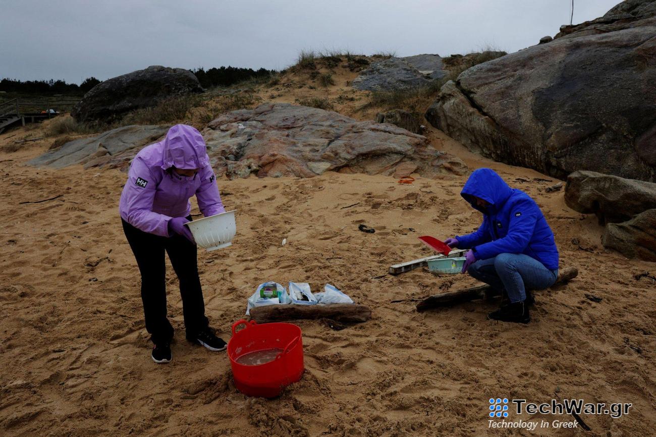 Ρύπανση: Εκατομμύρια πλαστικά πέλετ ξεβράζονται στις ακτές της Ισπανίας