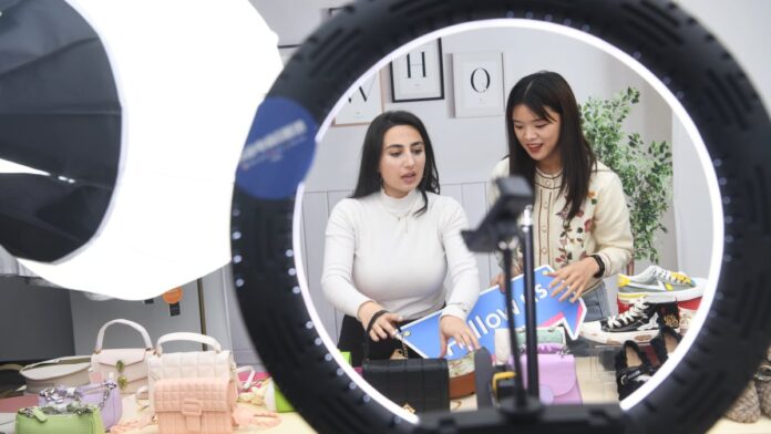  Τα εργοστάσια ζωντανής ροής της Κίνας είναι ζοφερά.  Τώρα το TikTok θέλει να ανοίξει ένα στις ΗΠΑ
