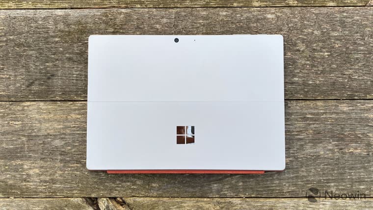 Άποψη από πάνω προς τα κάτω του Surface Pro 7 με κόκκινο πληκτρολόγιο