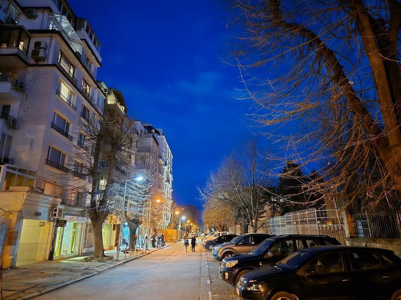 Τραβήχτηκε με κύρια κάμερα Galaxy S24 τη νύχτα χρησιμοποιώντας αυτόματες ρυθμίσεις.  Ο ουρανός σίγουρα ΔΕΝ είχε αυτό το χρώμα στην πραγματική ζωή.  - Το Galaxy S24 της Samsung μετά τη διαφημιστική εκστρατεία: Άλλαξε το μυαλό μου;  Και είναι η τεχνητή νοημοσύνη μεγάλη υπόθεση;