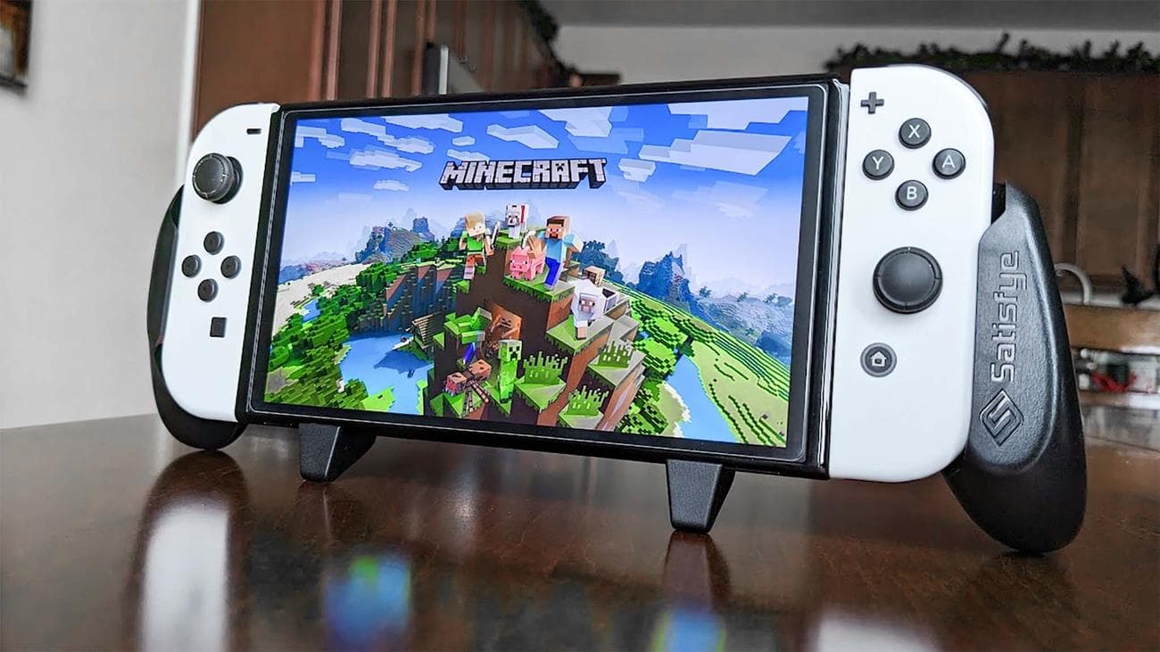 Satisfye ZenGrip Pro σε Switch OLED παίζοντας Minecraft