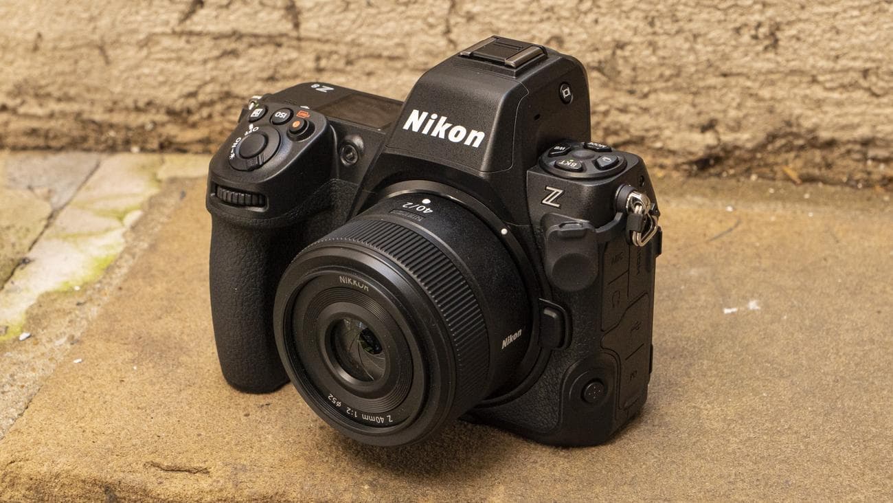Κάμερα Nikon Z8 έξω στην όψη εδάφους μπροστά