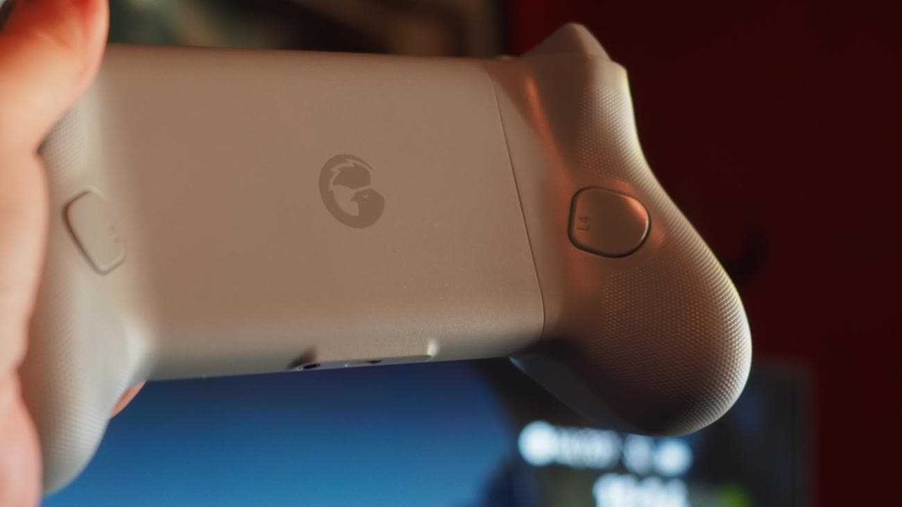 GameSir G8 Galileo πίσω με δύο κουμπιά.