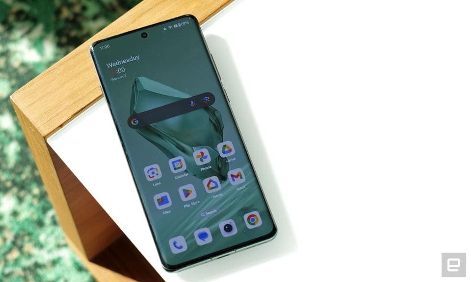 Το OnePlus 12 διαθέτει οθόνη 6,8 ιντσών με μεταβλητό ρυθμό ανανέωσης 120 Hz.