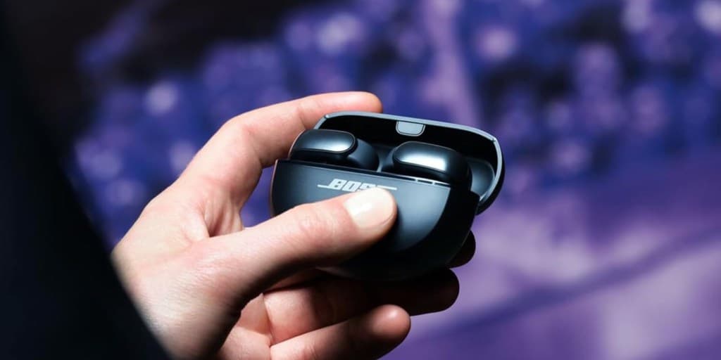 ένα χέρι που κρατά ένα τηλεχειριστήριο