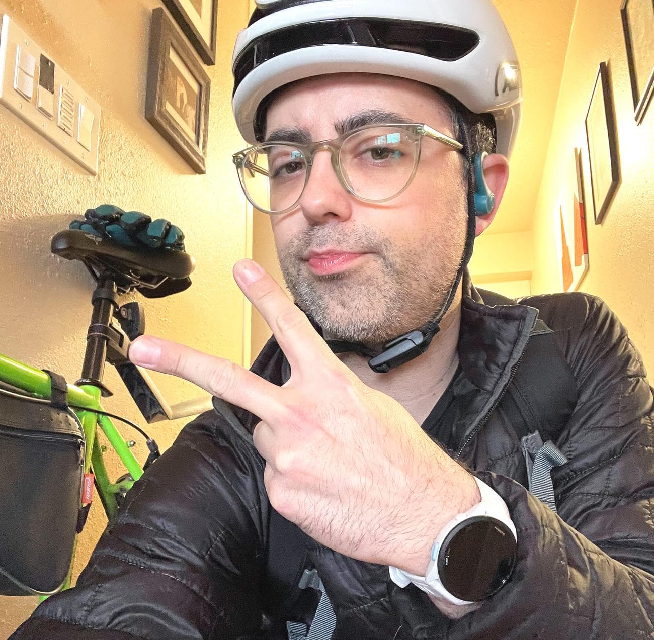 Φωτογραφία του συγγραφέα, Dan Bracaglia, που δίνει το σημάδι ειρήνης πριν ξεκινήσει τη βόλτα του.