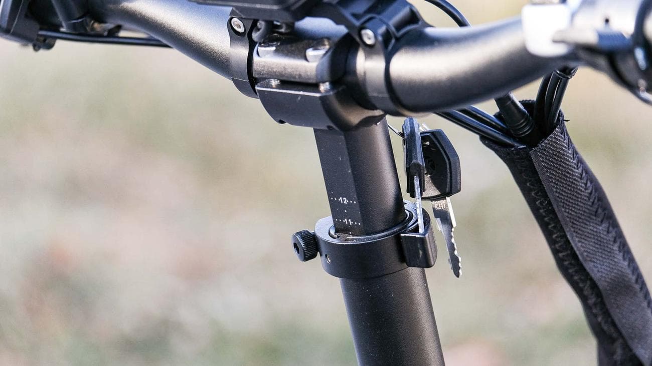 Heybike Mars 2.0 στο πεζοδρόμιο