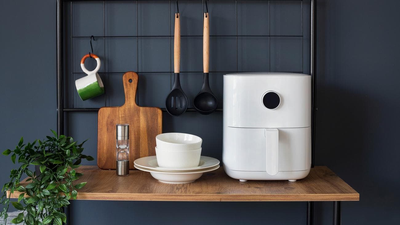 Φριτέζα αέρα σε ξύλινο τραπέζι