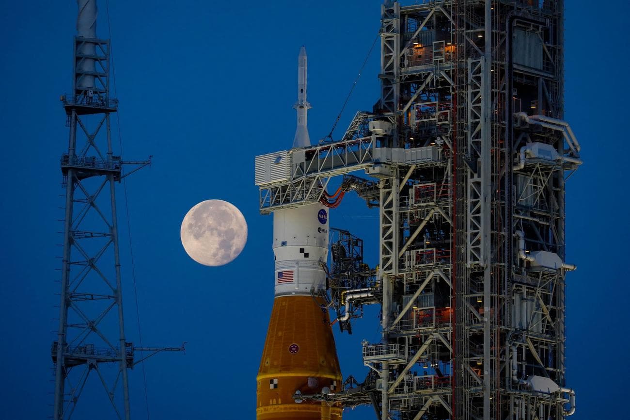 Ο πύραυλος Artemis I Moon της NASA βρίσκεται στο Launch Pad Complex 39B στο Διαστημικό Κέντρο Κένεντι
