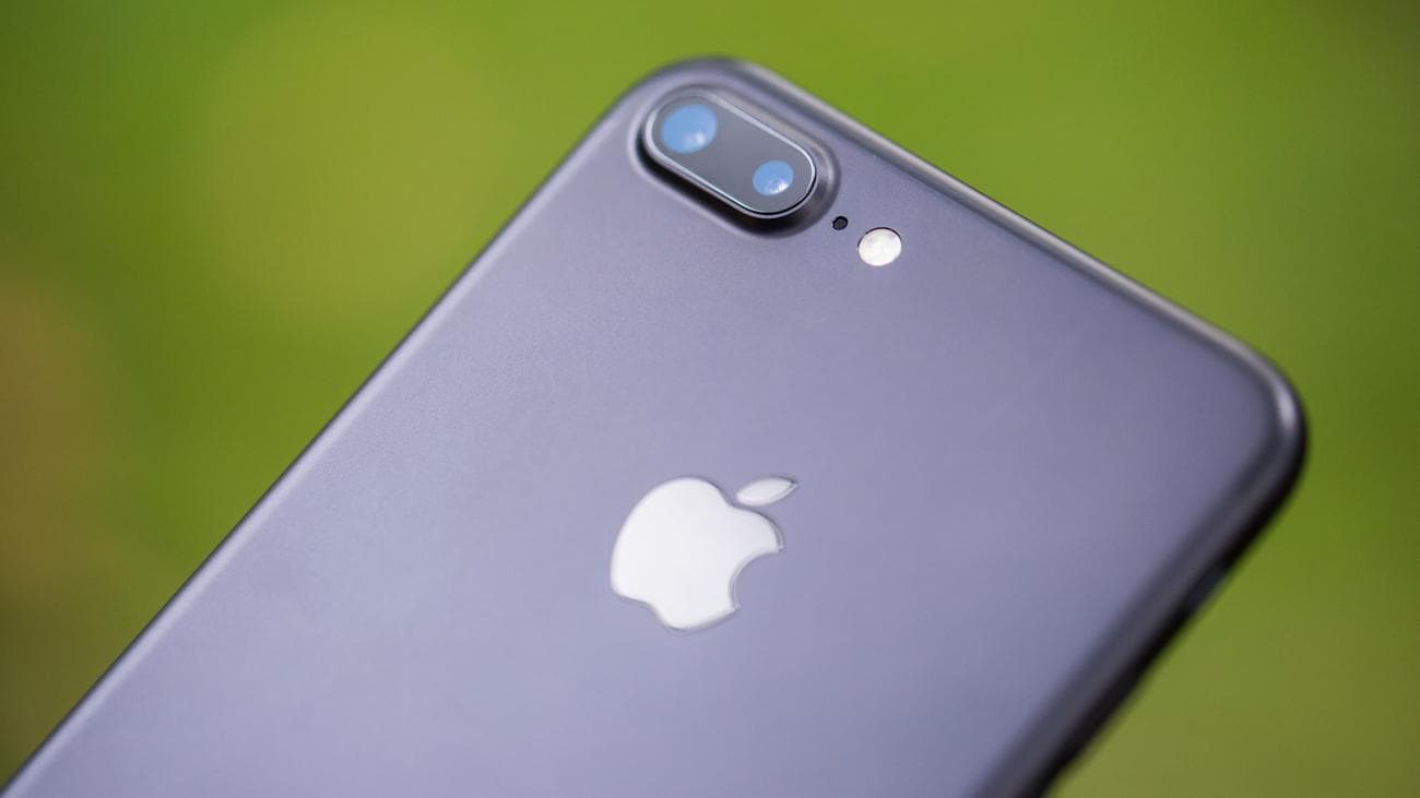 Το πίσω μέρος ενός iPhone 7 Plus, δείχνει το σύστημα κάμερας του.