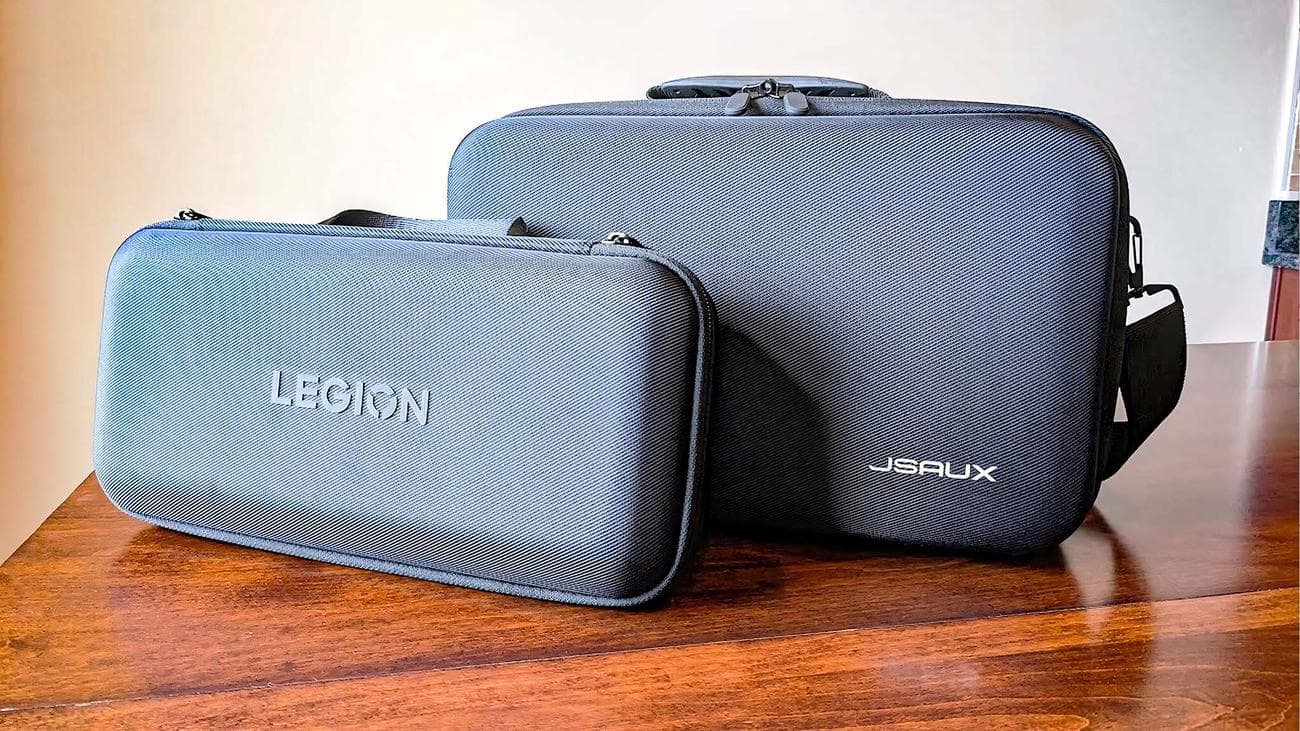 Θήκη μεταφοράς JSAUX για Legion Go δίπλα στη θήκη Legion Go.