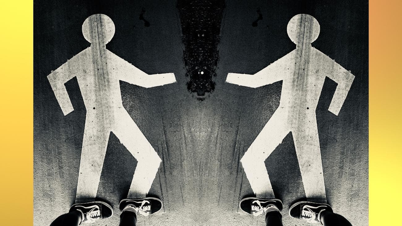 Φωτογραφία ενός ανθρώπου που διασχίζει δρόμο ζωγραφισμένο στο πεζοδρόμιο