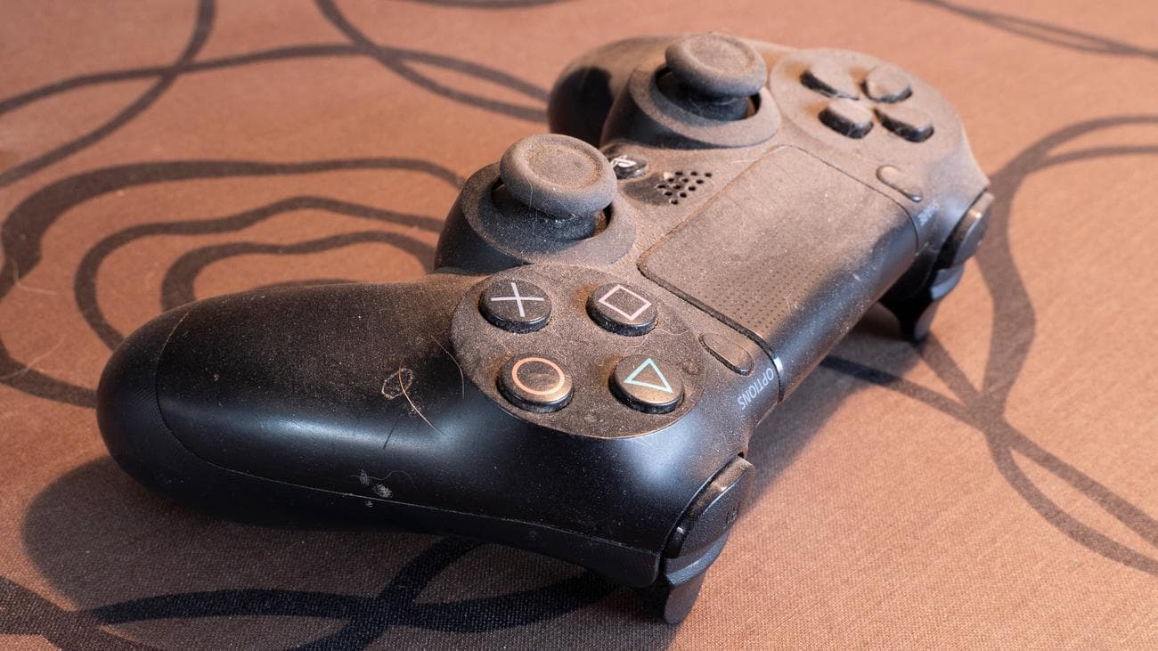 Ένα σκονισμένο χειριστήριο PS4