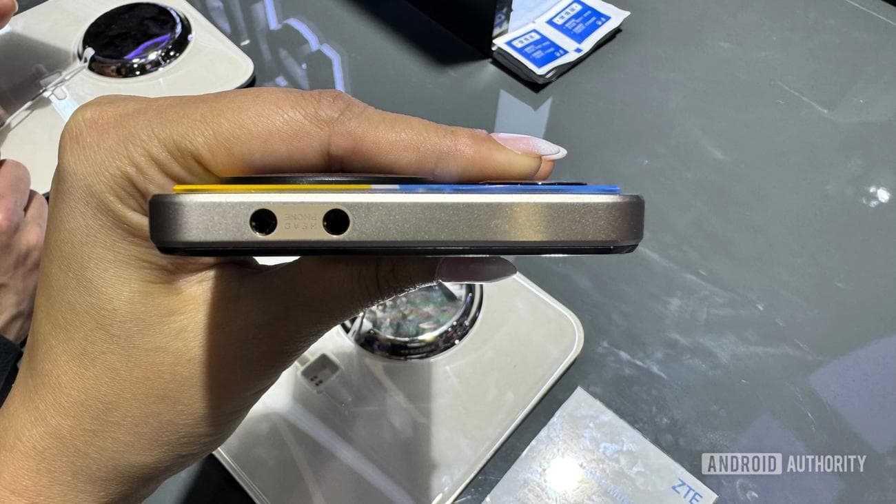 Το επάνω μέρος του τηλεφώνου Nubia Music, εμφανίζει δύο υποδοχές ακουστικών.