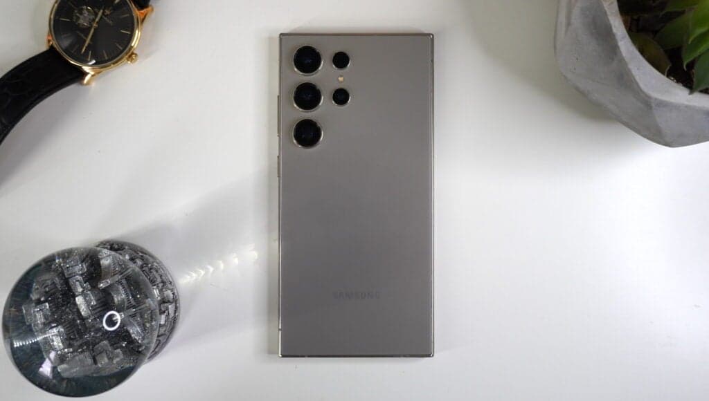 Samsung Galaxy S24 Ultra σε τραπέζι