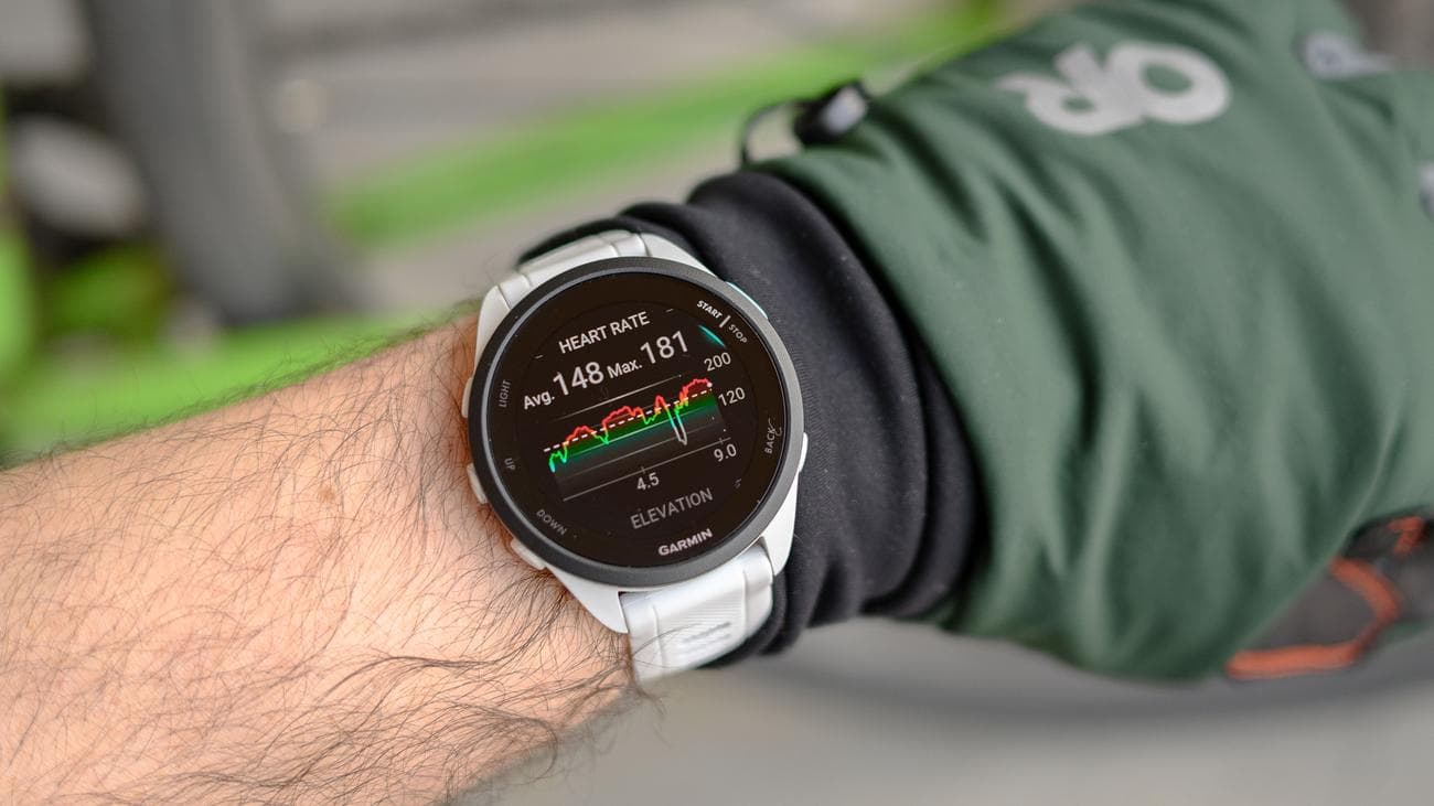 Garmin Forerunner 165 στον καρπό κοιτάζοντας τα στατιστικά μετά την προπόνηση.