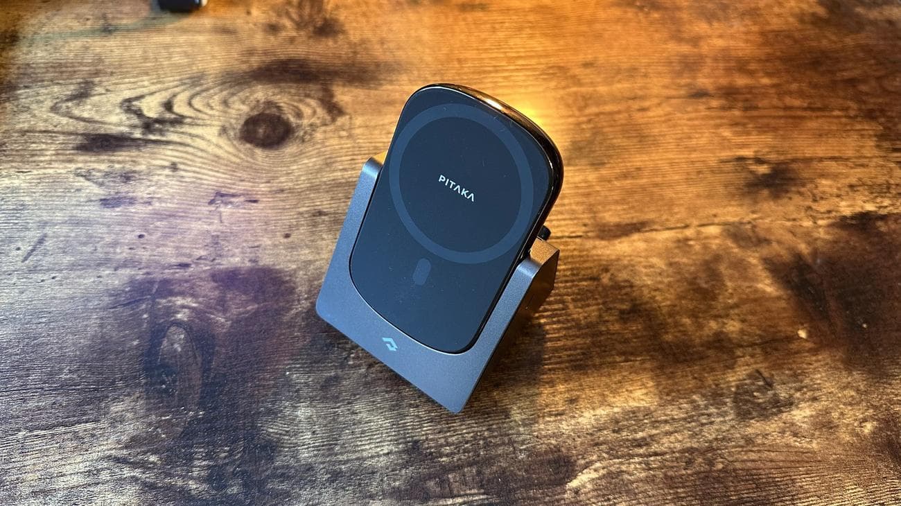 Ο σταθμός φόρτισης Pitaka MagEZ Slider 2 σε ξύλινο γραφείο