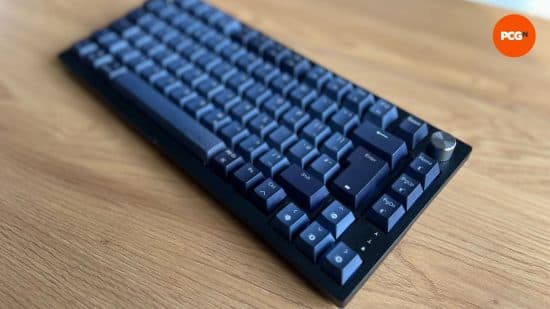 Corsair K65 Plus Wireless πλάγια όψη 