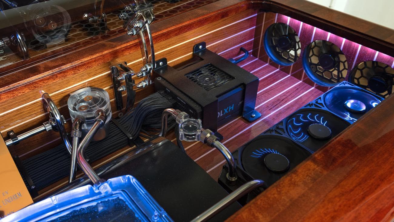 Οι εσωτερικές λειτουργίες ενός ξύλινου επιτραπέζιου υπολογιστή