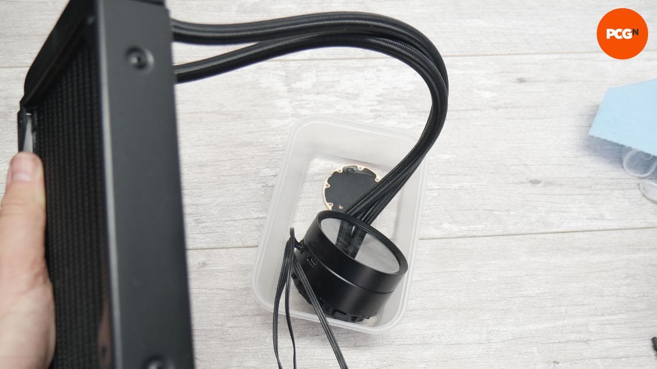 Πώς να αλλάξετε ψυκτικό υγρό AIO: Αδειάστε το υπάρχον ψυκτικό