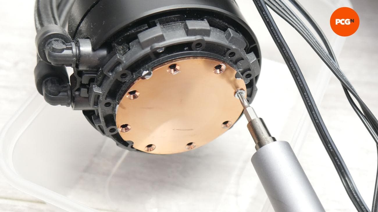 Πώς να αλλάξετε το ψυκτικό υγρό AIO: Αφαιρέστε την πλάκα επαφής