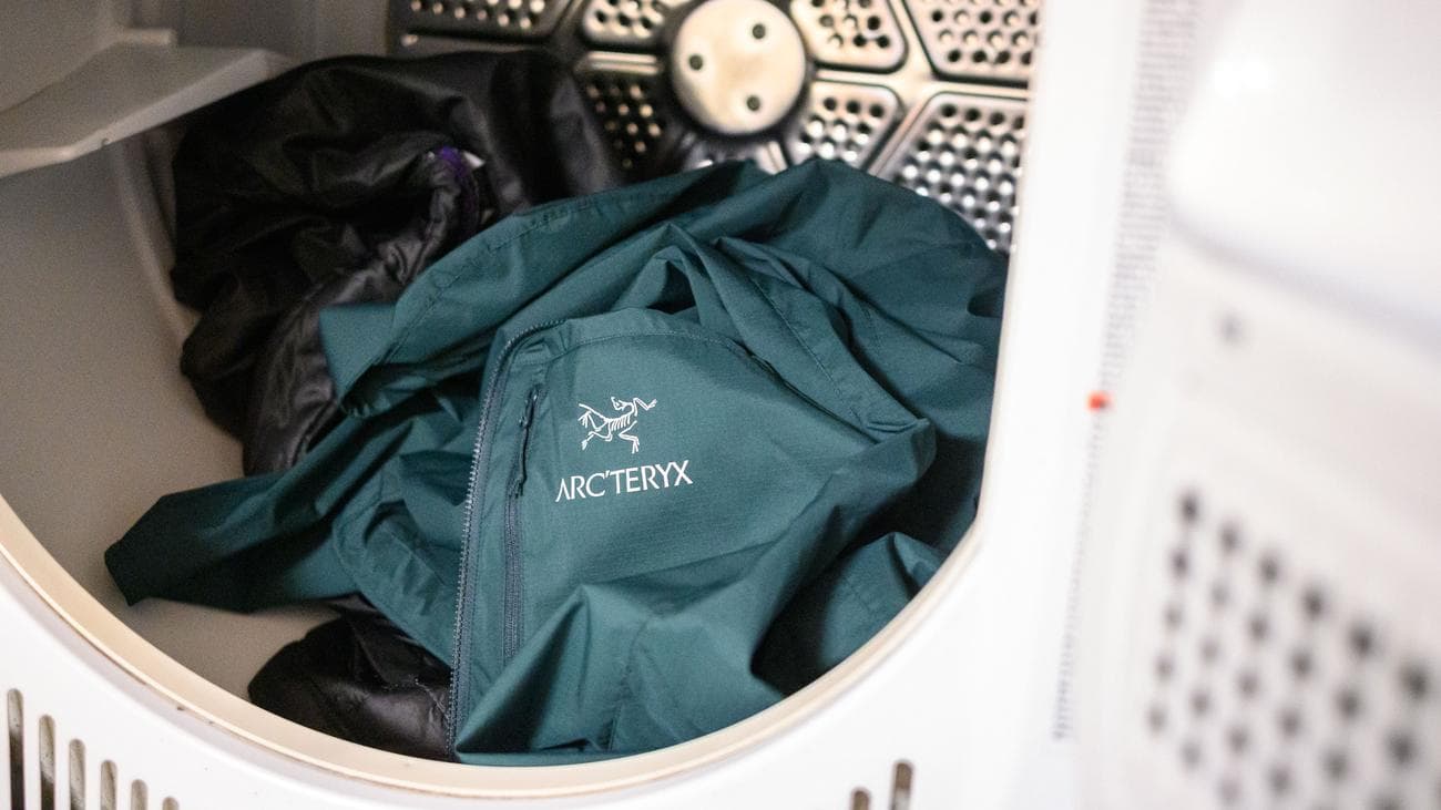 Πώς να αδιαβροχοποιήσετε ένα σακάκι χρησιμοποιώντας Nikwax και πλυντήριο ρούχων.