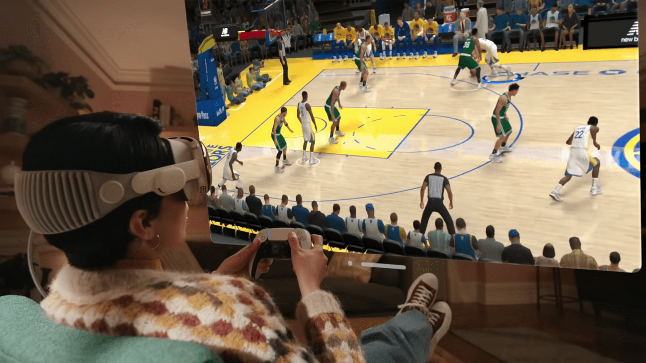 Γυναίκα που παίζει NBA 2K24 στο Vision Pro