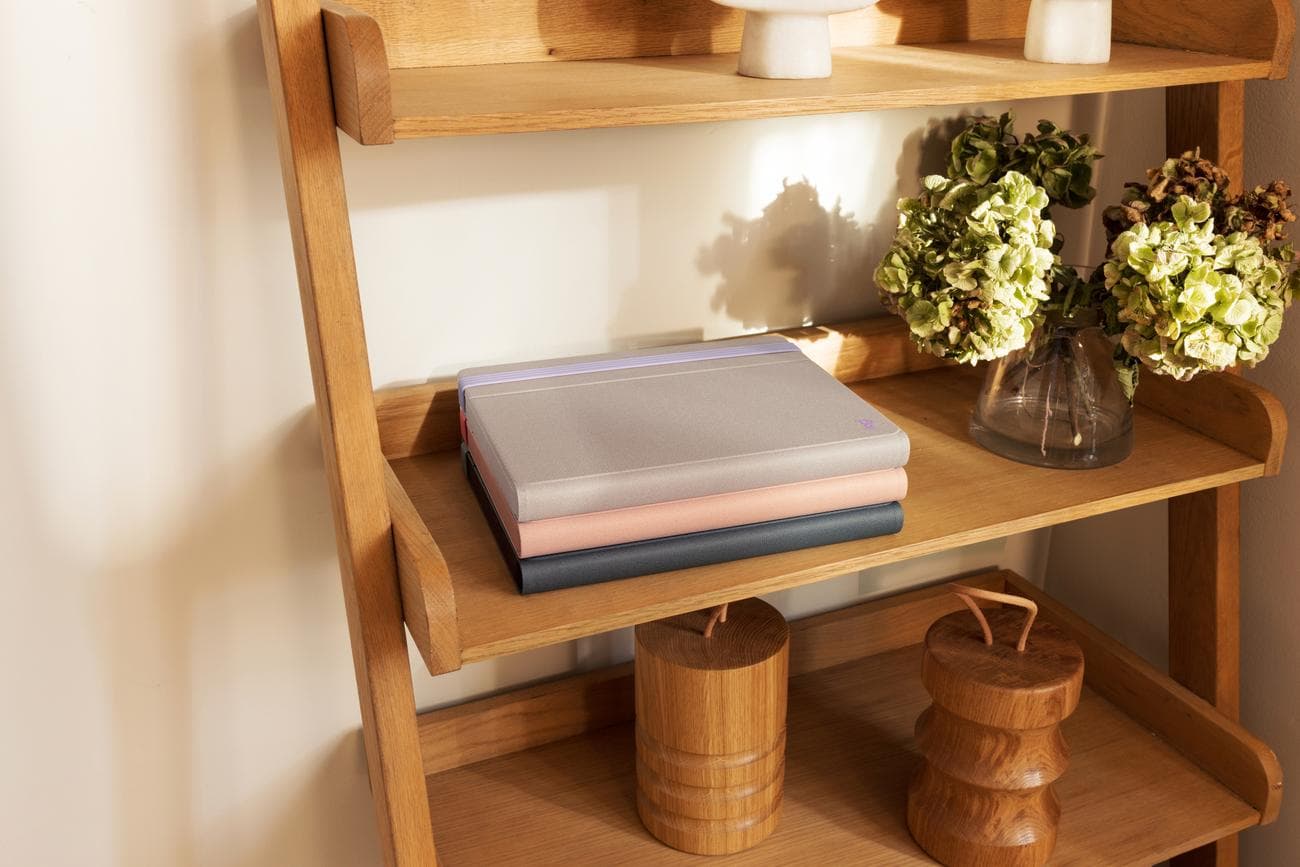 Τρία αναδυόμενα γραφεία casa διπλωμένα σε ένα ράφι