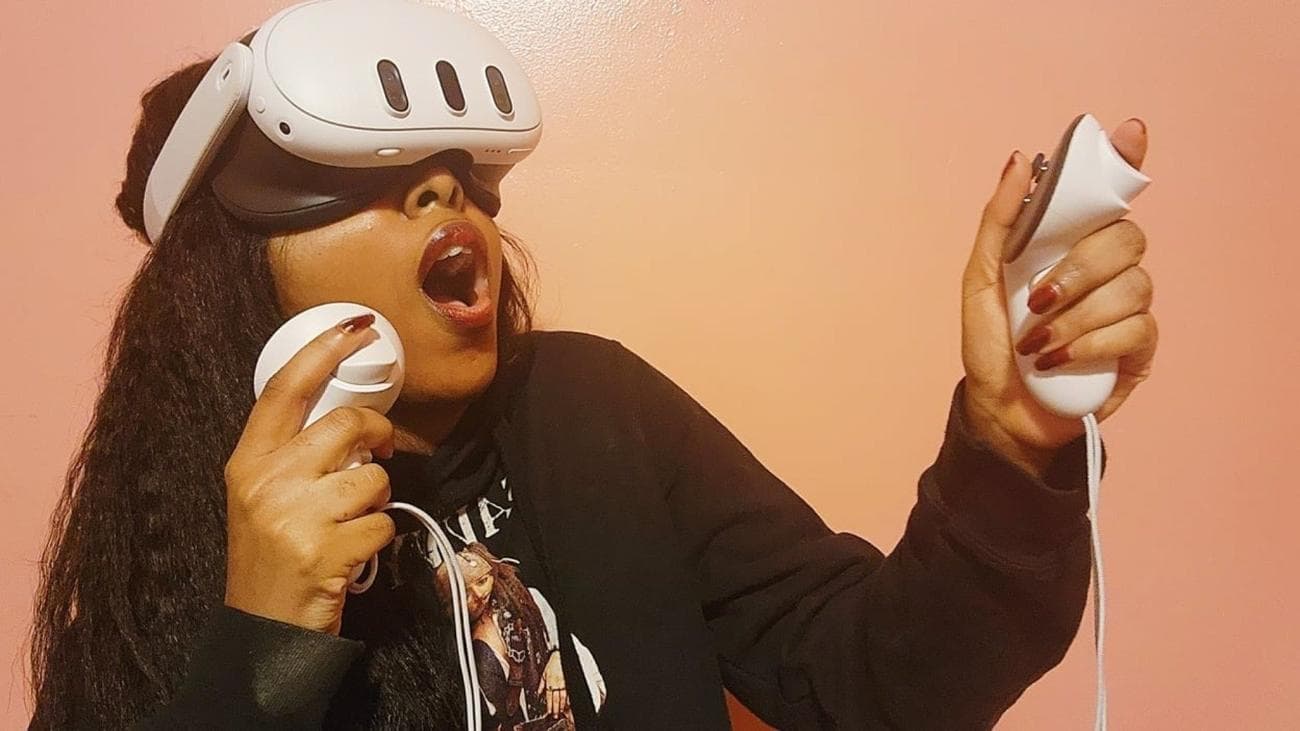 Τρομοκρατημένη γυναίκα που χρησιμοποιεί το Meta Quest 3