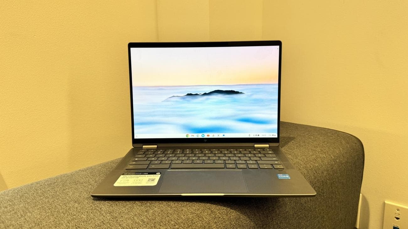 HP Chromebook Plus x360 14c σε βραχίονα καναπέ