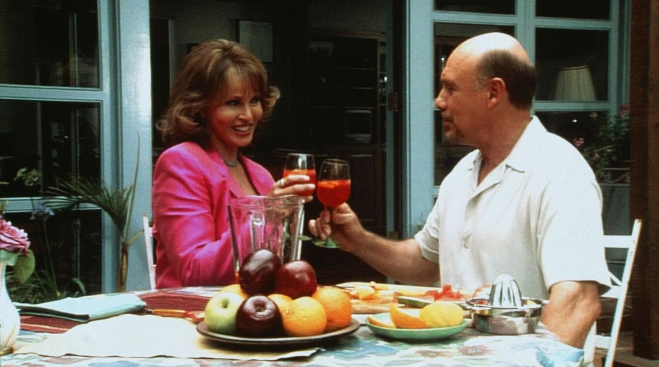 Ένας άντρας και μια γυναίκα σηκώνουν τα ποτήρια τους στο δείπνο.  ένα ακόμα από "Τορτίγια σούπα."