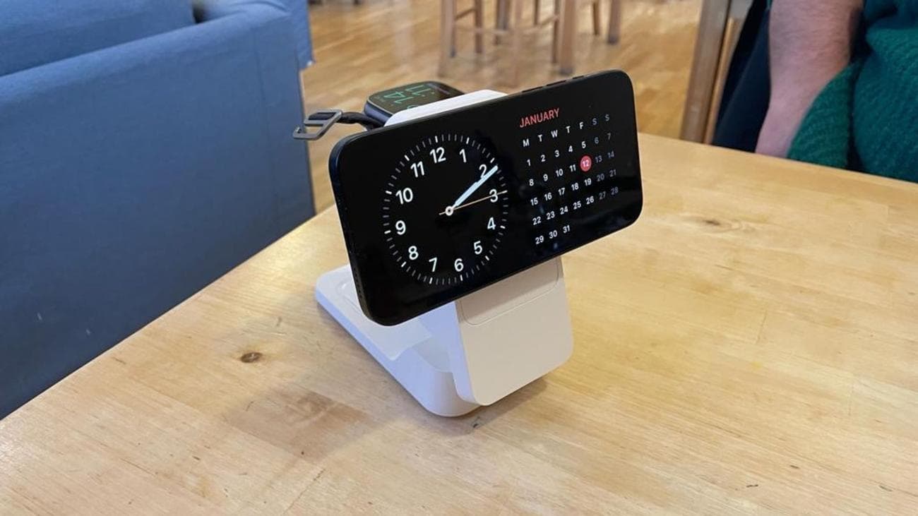 Ένα Alogic Matrix Ultimate με ένα iPhone σε αυτό σε κατάσταση αναμονής