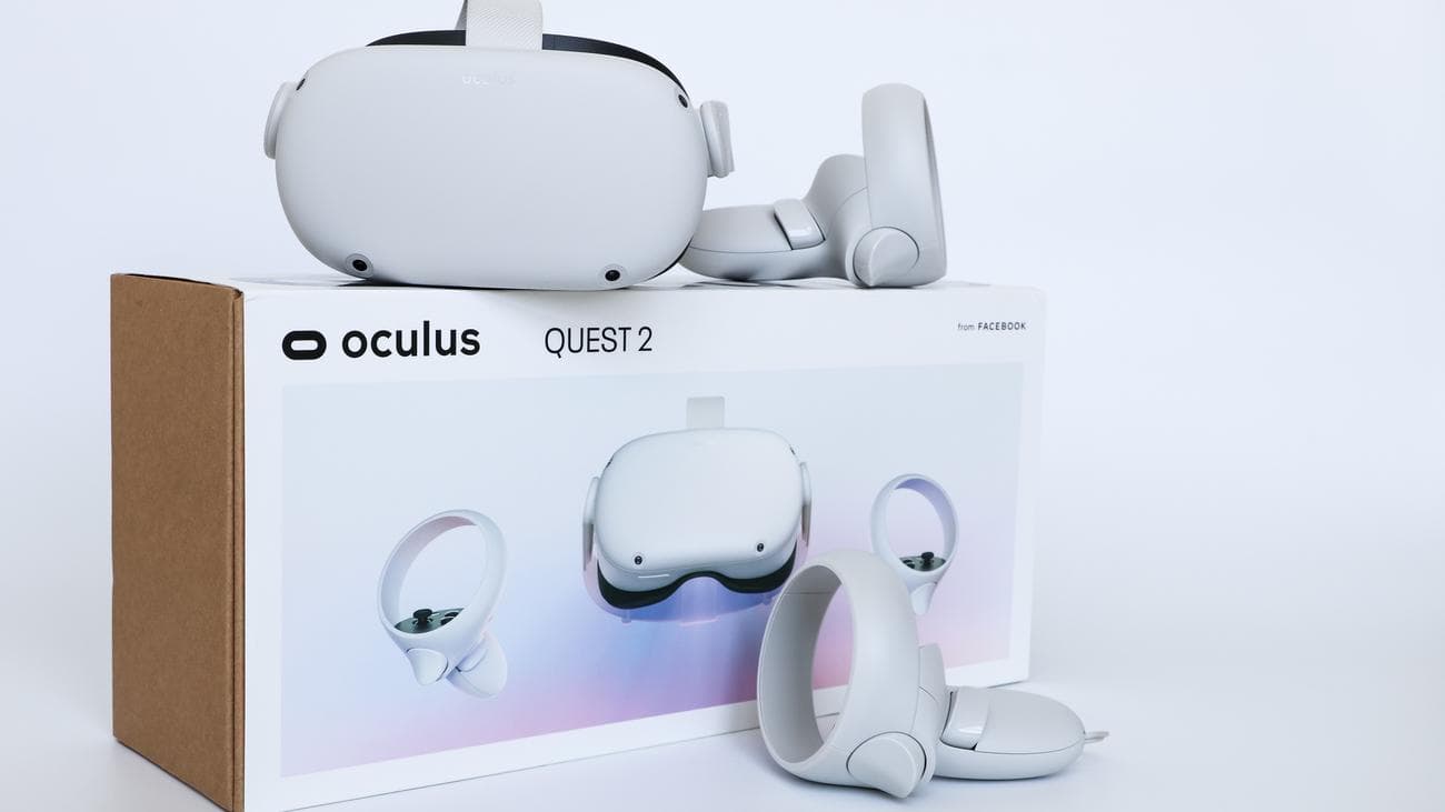 Το σετ μικροφώνου-ακουστικού Oculus Quest 2 βρίσκεται πάνω από το κουτί του και δίπλα στα χειριστήρια του
