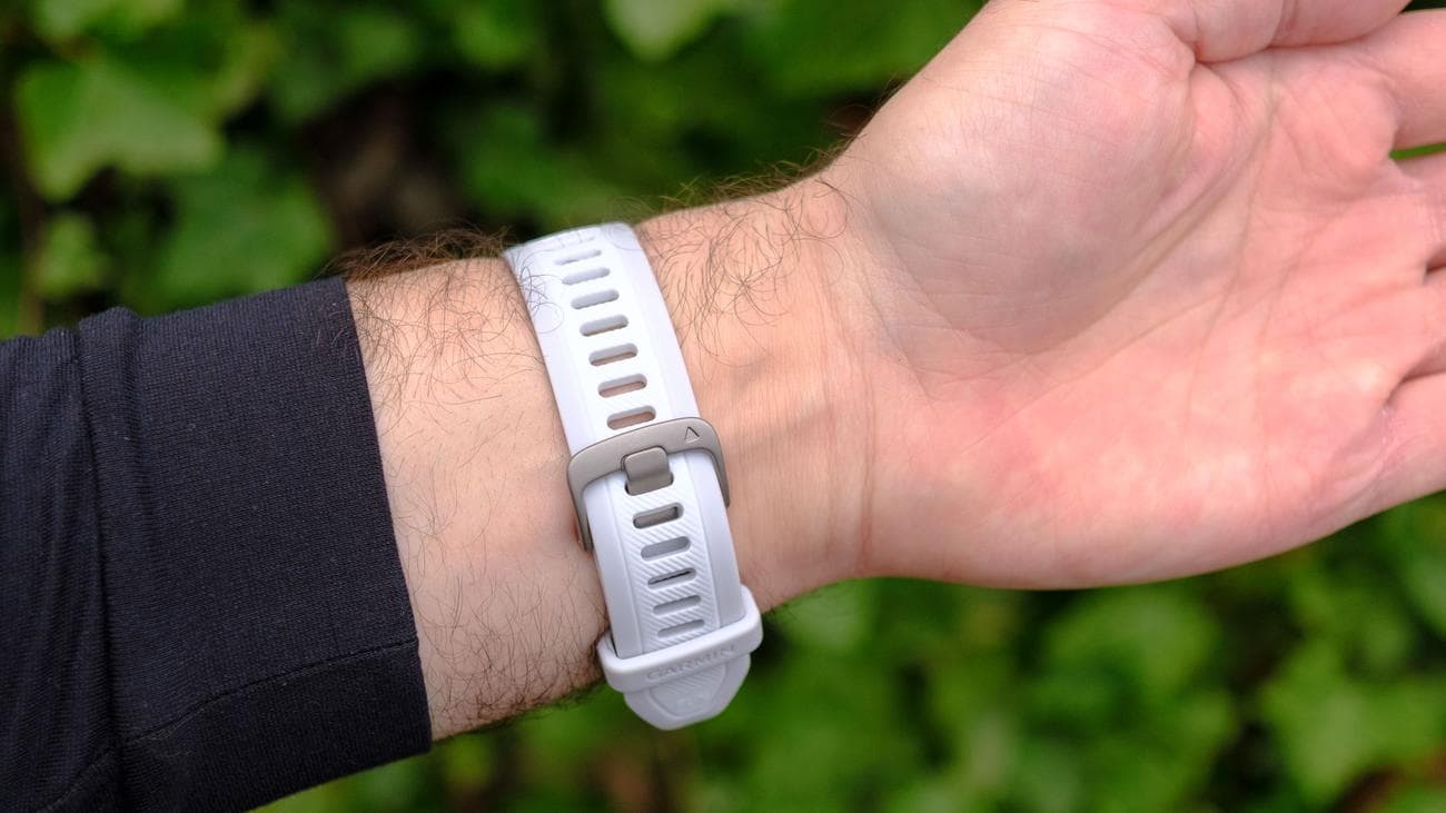 Ιμάντας Garmin Forerunner 165 στον καρπό ενός ατόμου